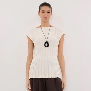 DISSH LOE CREAM SLEEVELESS KNIT TOP